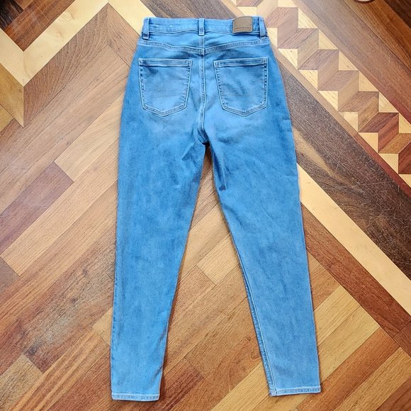 American Eagle Outfitters Light Wash "Mom Jean" Size 0 - Picture 13 of 16